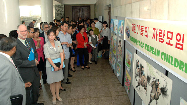 메인이미지  2 : 17일 북한 평양학생소년궁전에서 유엔아동기금 관계자들이 유엔아동권리협약 가입 25주년, 북한-유엔아동기금(유니세프) 협조 30주년을 기념해 열린 '어린이들의 자랑모임' 행사를 참관하고 있다.