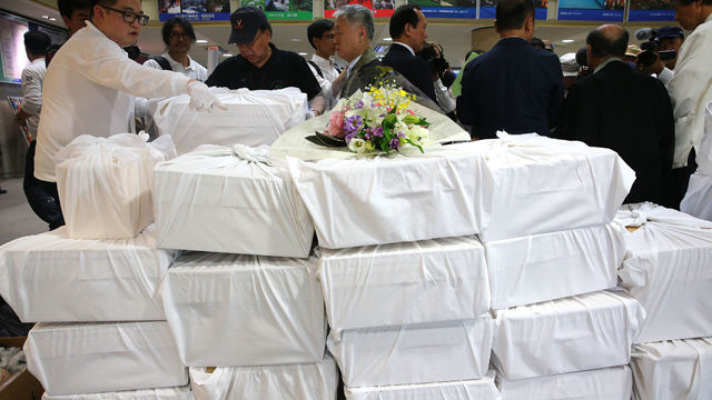 메인이미지  5 : 17일 오후 일본시모노세키 국제여객터미널에서 일본 홋카이도 '강제노동 희생자 추모 및 유골 귀향 추진위원회'는 관계자들이 출국을 준비하고 있다. 이날 조선인 강제노동 희생자 유골 115위를 모시고 그리던 고국을 향한 마지막 항해를 시작했다.