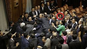 [슬라이드 포토] 日 국회 격렬한 몸싸움 속 고개 돌린 아베