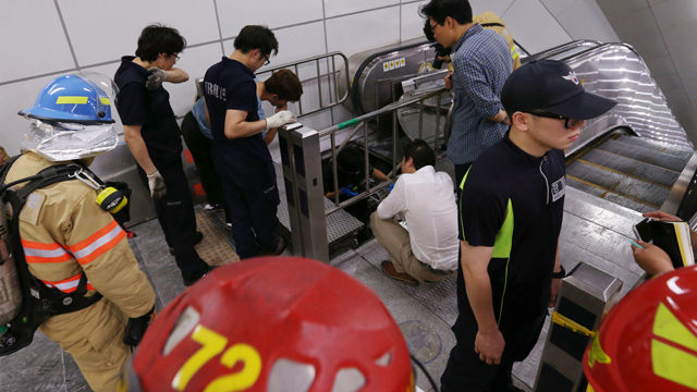 메인이미지  4 : 18일 오후 서울 퇴계로 지하철 3, 4호선 충무로역 내 4호선에서 3호선으로 가는 연결통로 에스컬레이터 상단부에서 경찰, 소방서 화재감식반 등이 화재가 발생했던 지점 모터를 살펴보고 있다. 소방관들과 서울메트로 직원들이 에스컬레이터를 열고 4분 만에 불을 껐으며 인명 피해는 없었다. (서울=연합)