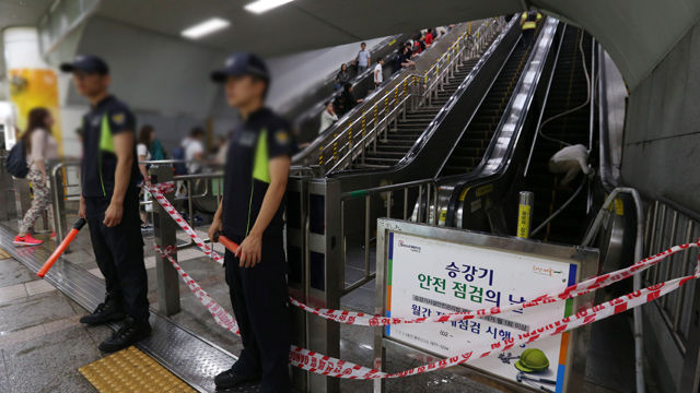 메인이미지  7 : 18일 오후 서울 퇴계로 지하철 3, 4호선 충무로역 내 4호선에서 3호선으로 가는 연결통로 에스컬레이터가 화재로 인해 통제된 옆으로 지하철을 이용하는 시민들이 에스컬레이터를 이용하고 있다. (서울=연합)