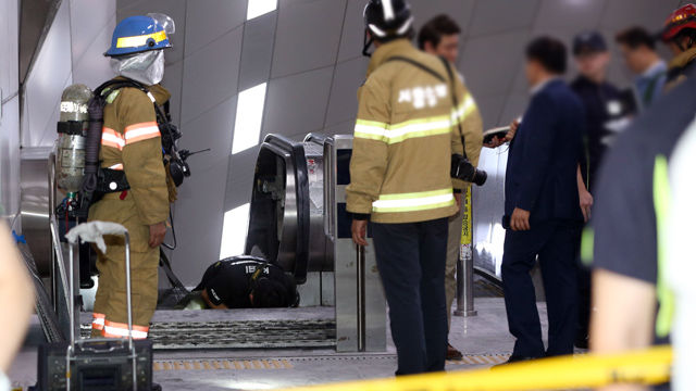 메인이미지  6 : 18일 오후 서울 퇴계로 지하철 3, 4호선 충무로역 내 4호선에서 3호선으로 가는 연결통로 에스컬레이터 상단부에서 경찰, 소방서 화재감식반 등이 화재가 발생했던 지점 모터를 살펴보고 있다. (서울=연합)