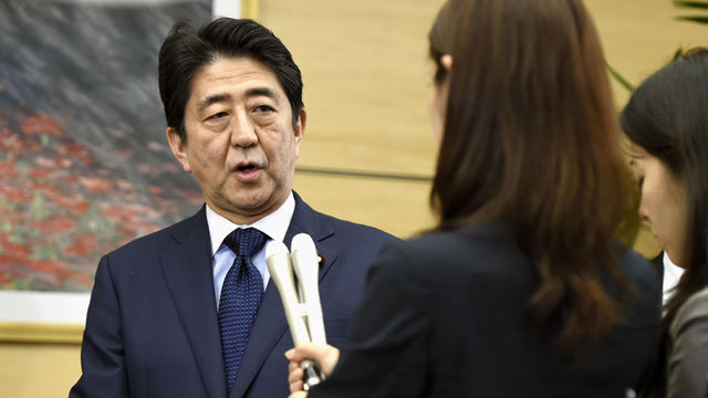 메인이미지  4 : 아베 신조(安倍晋三) 일본 총리가 19일 오전 안보관련 법안의 제&middot;개정이 완료된 직후 도쿄 총리관저에서 기자의 질문에 답하고 있다. (도쿄 교도=연합)
