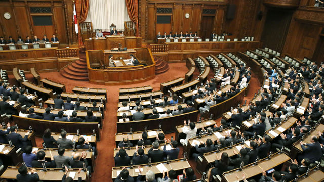 메인이미지  3 : 19일 오전 2시 18분 일본 참의원 본회의장에서 아베 신조(安倍晋三) 정권이 추진한 안보관련 11개 법률의 제&middot;개정안이 표결로 가결돼 여당 의원이 손뼉을 치고 있다. (도쿄 교도=연합)