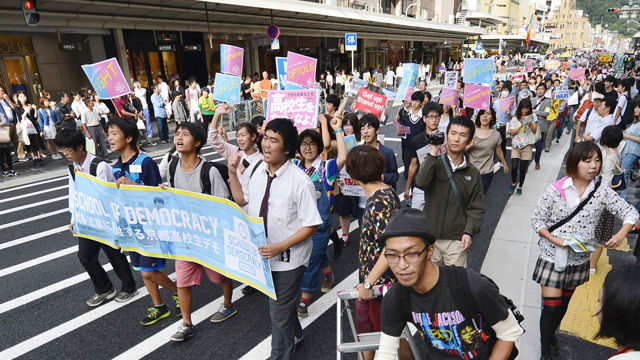 메인이미지  9 : 19일 오후 일본 교토(京都)시에서 고교생들이 일본의 집단자위권 행사가 허용되는 안보 관련법이 성립한 것에 항의하며 행진하고 있다. (교도 교도=연합)