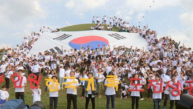 메인이미지  5 : 19일 경북 경주시 대릉원에서 시민과 관광객 1천여 명이 동시에 벌초를 하는 진풍경이 펼쳐졌다. 경주시는 이번 벌초를 기네스북에 등재하고자 한다. (경주=연합)