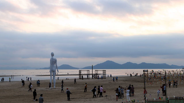 메인이미지  2 : 부산의 대표적인 해양미술축제인 '2015 바다미술제'가 19일 다대포해수욕장에서 화려한 막을 올렸다. 나들이객들이 대형 조각을 비롯해 다양한 미술작품을 둘러보고 있다. 올해 행사는 '보다-바다와 씨앗'(See-Sea & Seed)을 주제로 작품 36점을 선보였다. (부산=연합)