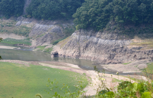 메인이미지  3 : 20일 오후 전북 임실군 운암면 섬진강 상류 수계에 자리한 옥정호가 연일 이어진 가뭄으로 바닥을 드러냈다. 사진은 옥정호 붕어섬의 모습. (연합뉴스)