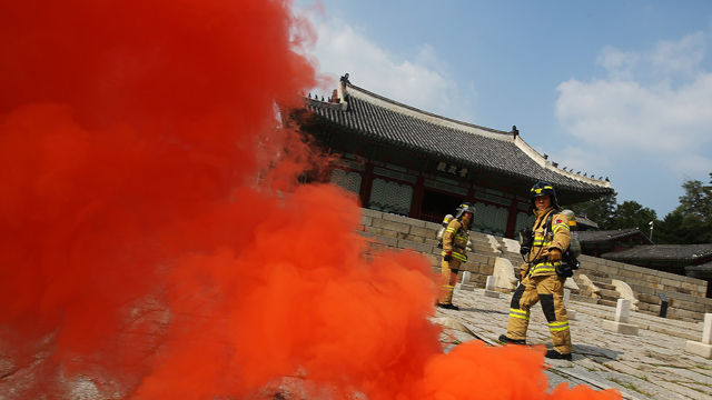 메인이미지  5 : 21일 오후 서울 종로구 경희궁에서 열린 재난대비 긴급구조 종합훈련에서 종로소방서 대원들이 화재 진압을 위해 경내를 살펴보고 있다. 