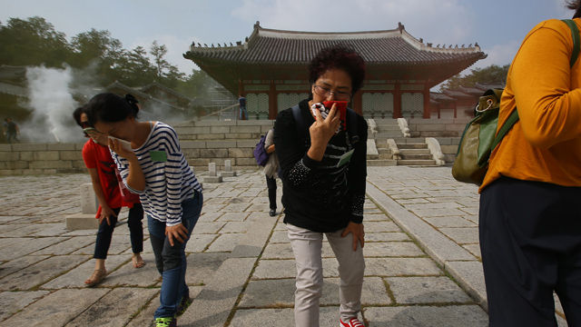 메인이미지  4 : 21일 오후 서울 종로구 경희궁에서 열린 재난대비 긴급구조 종합훈련에서 시민들이 가상으로 화재가 발생한 숭정전을 벗어나고 있다. 