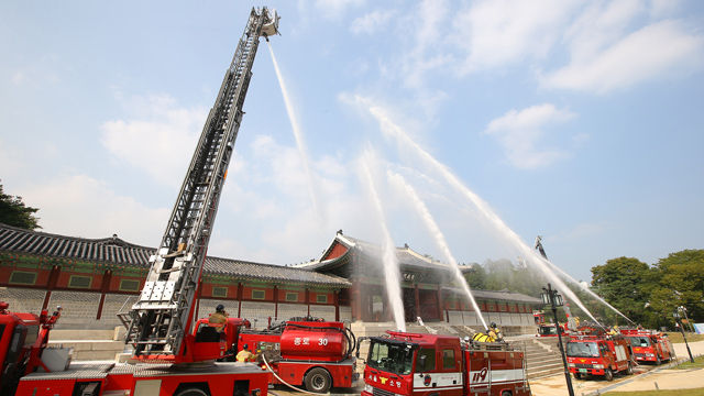메인이미지  3 : 21일 오후 서울 종로구 경희궁에서 열린 재난대비 긴급구조 종합훈련에서 종로소방서 관계자들이 화재 진압을 위한 종합 방수 훈련을 하고 있다.