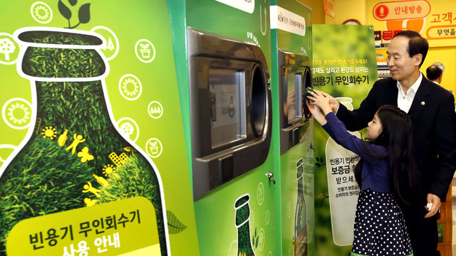 메인이미지  3 : 22일 오후 서울 홈플러스 영등포점에서 시민들이 빈용기 무인회수기를 이용하고 있다. 소비자가 무인회수기에 빈 소주병&middot;맥주병을 투입하면 모양과 무게 등을 인식해 해당 보증금을 계산해 영수증을 발급한다. 해당 지점은 롯데마트 서울 구로&middot;도봉&middot;월드타워점과 수원 광교점, 이마트 서울 성수점과 안산 고잔점, 홈플러스 서울 영등포점과 인천 가좌점이다. (연합뉴스)