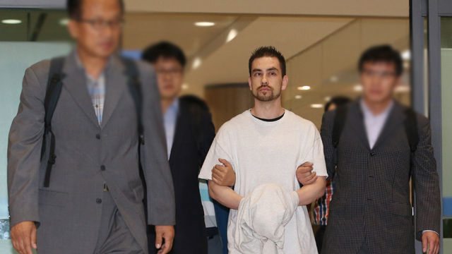 메인이미지  3 : '이태원 살인 사건'의 진범으로 지목된 미국인 아더 존 패터슨이 도주한 지 16년 만에 23일 영종도 인천국제공항을 통해 국내로 송환되고 있다. 패터슨은 1997년 4월 서울 이태원의 한 패스트푸드점 화장실에서 조모(당시 22세)씨를 흉기로 살해한 혐의를 받고 있다. (영종도=연합)