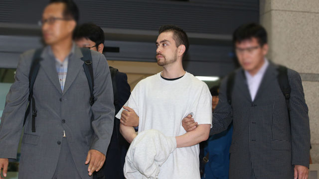 메인이미지  4 : '이태원 살인 사건'의 진범으로 지목된 미국인 아더 존 패터슨이 도주한 지 16년 만에 23일 영종도 인천국제공항을 통해 국내로 송환되고 있다. 패터슨은 1997년 4월 서울 이태원의 한 패스트푸드점 화장실에서 조모(당시 22세)씨를 흉기로 살해한 혐의를 받고 있다. (영종도=연합)