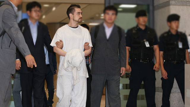 메인이미지  2 : '이태원 살인 사건'의 진범으로 지목된 미국인 아더 존 패터슨이 도주한 지 16년 만에 23일 영종도 인천국제공항을 통해 국내로 송환되고 있다. 패터슨은 1997년 4월 서울 이태원의 한 패스트푸드점 화장실에서 조모(당시 22세)씨를 흉기로 살해한 혐의를 받고 있다. (영종도=연합)