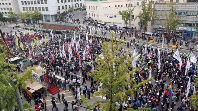 메인이미지  5 : 23일 오후 서울 중구 민주노총 앞에서 열린 총파업 집회에서 깃발을 든 노동자 들이 행진하고 있다. 