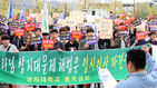 섬네일이미지  3:상지대학교 학생들이 23일 오후 정부세종청사 교육부 앞에서 집회를 열고 상지학원 이사회 전원 사퇴 및 교육부의 임시이사 즉각 파견을 촉구하고 있다. 
