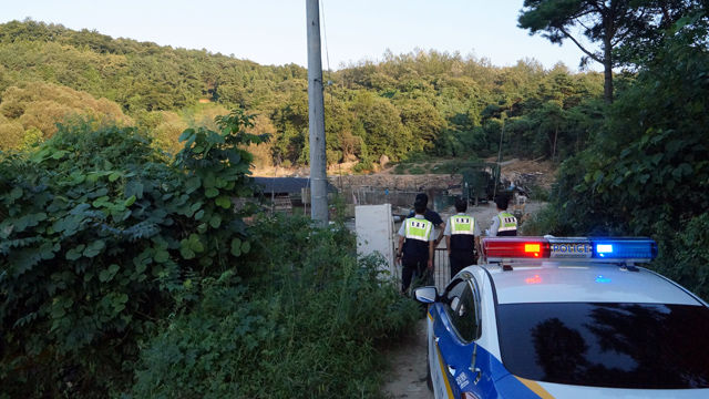 메인이미지  3 : 지난 9일 전남 영암의 한 돼지농가에 이 여성을 찾아 나선 경찰관들의 모습. (사진=광주 서부경찰서)