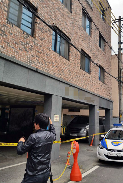 메인이미지  3 : 24일 충남 천안시 서북구 쌍용동 한 다가구주택 4층에서 건물주인 60대 부부가 흉기에 찔려 숨진 채 발견돼 경찰이 수사에 나섰다. 이 다가구주택 앞에 폴리스라인이 설치돼 출입이 통제되고 있다. (천안=연합뉴스)