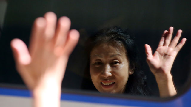 메인이미지  7 : 추석을 사흘 앞둔 24일 오전 서울 중구 서울역에서 한 여성이 시댁에서 명절을 보내기 위해 떠나는 딸과 손을 흔들며 인사하고 있다. (서울=연합뉴스)