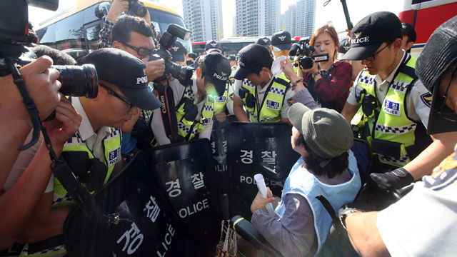 메인이미지  7 : 전국장애인차별철폐연대 회원들이 24일 오후 서울고속버스터미널에서 장애인 시외이동권 확보를 위한 기자회견을 마친 뒤 버스를 타기 위해 승차장 아래로 이동하다 경찰과 대치하고 있다. (서울=연합)