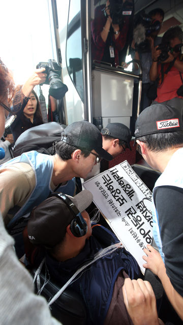 메인이미지  4 : 전국장애인차별철폐연대 회원이 24일 오후 서울 고속버스터미널에서 장애인 시외 이동권 확보를 위한 기자회견을 마친 뒤 버스탑승을 시도하고 있다. (서울=연합)