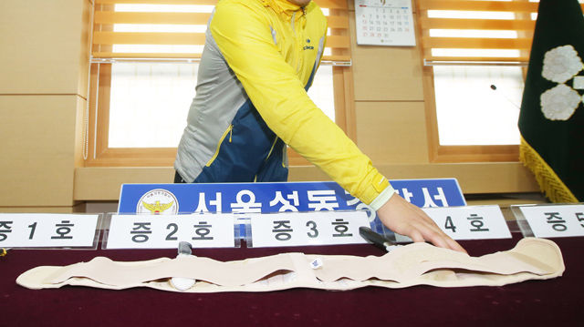 메인이미지  10 : 25일 오전 서울 성동경찰서에 칼, 복대 등 '트렁크 시신' 살인사건 피의자 김일곤이 소지했던 물품들이 놓여 있다. (서울=연합뉴스)