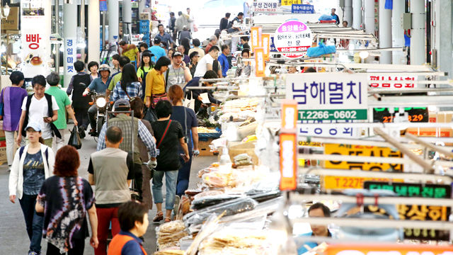 메인이미지  2 : 민족 최대의 명절 추석 연휴를 하루 앞둔 25일 서울 중구의 한 전통시장이 제수용품을 사려는 시민들로 붐비고 있다. (연합뉴스)