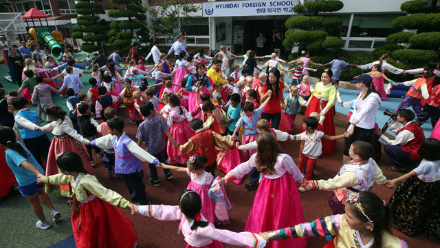 메인이미지  7 :  25일 오후 울산시 동구 현대외국인학교에서 열린 '추석맞이 한국 문화 체험행사'에서 외국인 아이들이 강강술래를 하고 있다. 