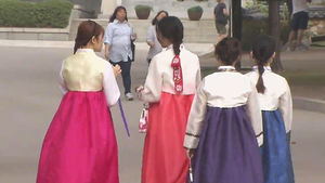 거리에서, 해외에서 뽐내는 한복&hellip;달라진 문화