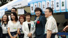 섬네일이미지  2:아베 신조(安倍晋三) 일본 총리의 부인 아키에(昭惠, 오른쪽에서 두 번째) 여사가 26일 오전 일본 도쿄도(東京都) 지요다(千代田)구 소재 히비야(日比谷) 공원에 마련된 한일축제한마당 행사장에서 재일한국인연합회 천막 앞에서 참가자들과 기념 촬영에 응하고 있다. (도쿄=연합)