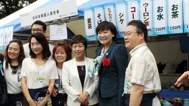메인이미지  2 : 아베 신조(安倍晋三) 일본 총리의 부인 아키에(昭惠, 오른쪽에서 두 번째) 여사가 26일 오전 일본 도쿄도(東京都) 지요다(千代田)구 소재 히비야(日比谷) 공원에 마련된 한일축제한마당 행사장에서 재일한국인연합회 천막 앞에서 참가자들과 기념 촬영에 응하고 있다. (도쿄=연합)