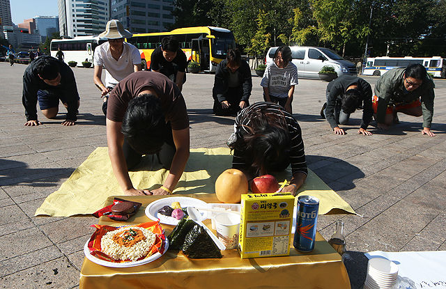 메인이미지  3 : 추석인 27일 오전 서울광장에서 팟캐스트 '절망라디오'가 기획한 '한가위 한(恨)마당' 행사에서 취업준비생, 아르바이트생 등 청년들이 편의점에서 구입한 식품으로 차례를 지내며 취업난 등 청년 문제를 알리고 있다. 