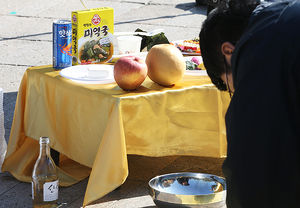 [슬라이드 포토] 차례상에 삼각김밥 올린 청년들&hellip;씁쓸한 현실