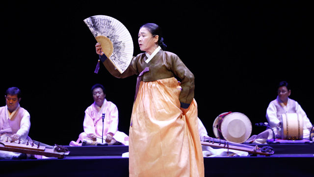 메인이미지  4 : 추석인 27일 서울 중구 국립극장 해오름극장에서 개최한 한가위명인전에서 안숙선 명창이 판소리 심청가 중 심봉사 눈뜨는 대목을 열창하고 있다. 