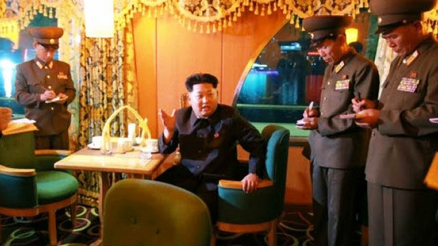 메인이미지  5 : 김정은 북한 국방위원회 제1위원장이 평양 대동강에 새로 띄워진 유람선 '무지개호'를 돌아봤다고 노동신문이 28일 보도했다. 무지개호는 1천230여명의 손님을 태우고 요리를 즐기며 대동강을 유람할 수 있게 건조된 4층 규모의 배다. 노동신문은 김 제1위원장이 유람선 내부를 둘러보는 모습의 사진을 전했다. (연합뉴스)