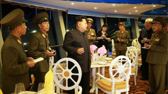 메인이미지  4 : 김정은 북한 국방위원회 제1위원장이 평양 대동강에 새로 띄워진 유람선 '무지개호'를 돌아봤다고 노동신문이 28일 보도했다. 무지개호는 1천230여명의 손님을 태우고 요리를 즐기며 대동강을 유람할 수 있게 건조된 4층 규모의 배다. 노동신문은 김 제1위원장이 유람선 내부를 둘러보는 모습의 사진을 전했다. (연합뉴스)