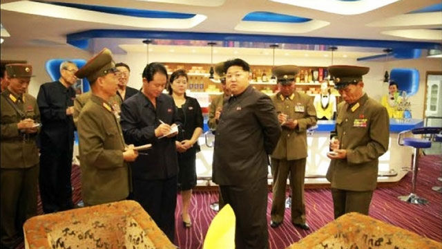 메인이미지  3 : 김정은 북한 국방위원회 제1위원장이 평양 대동강에 새로 띄워진 유람선 '무지개호'를 돌아봤다고 노동신문이 28일 보도했다. 무지개호는 1천230여명의 손님을 태우고 요리를 즐기며 대동강을 유람할 수 있게 건조된 4층 규모의 배다. 노동신문은 김 제1위원장이 유람선 내부를 둘러보는 모습의 사진을 전했다. )연합뉴스)
