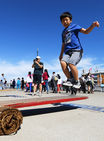 섬네일이미지  2:29일 서울 영등포구 여의도동 한강시민공원에서 열린 한가위 전통놀이 무료체험마당을 찾은 어린이가 널뛰기를 하고 있다. (연합뉴스)