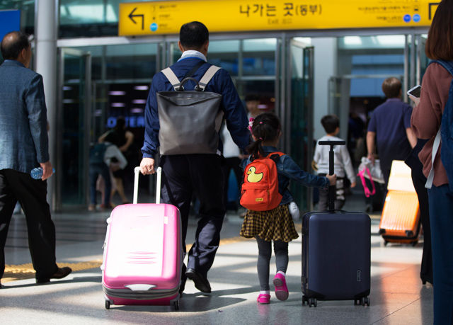 메인이미지  5 : 추석연휴 마지막 날인 29일 오후 용산구 서울역에 도착한 귀경객들이 역사를 빠져나가고 있다. (연합뉴스)