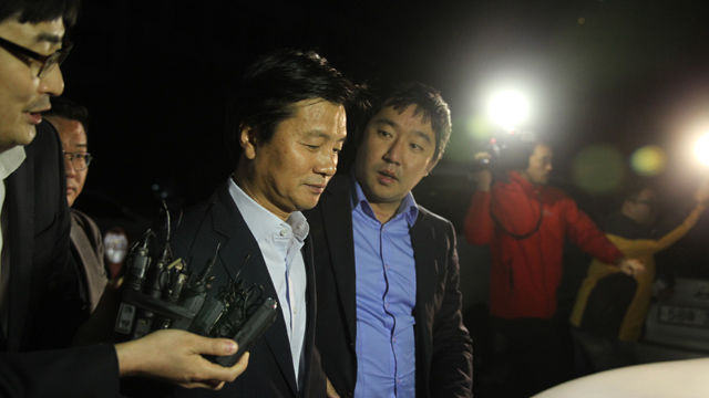 메인이미지  3 : 40대 여성을 성폭행한 의혹을 받는 무소속 심학봉(54&middot;경북 구미갑) 의원이 2일 검찰 조사를 받고 돌아가고 있다.