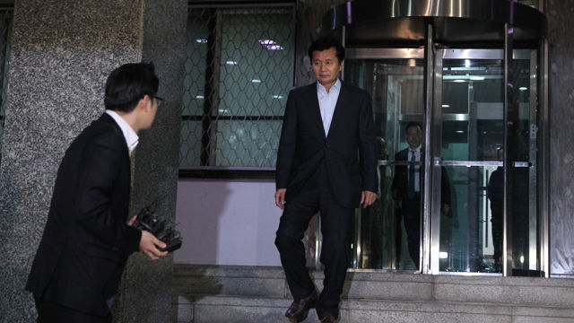 메인이미지  2 : 40대 여성을 성폭행한 의혹을 받는 무소속 심학봉(54&middot;경북 구미갑) 의원이 2일 검찰 조사를 받고 돌아가고 있다.