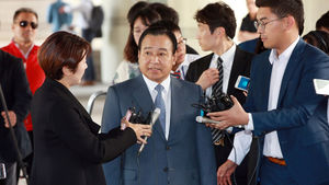 [슬라이드 포토] 이완구 "내 원칙에 고인 섭섭함 짐작&hellip;진실 이길 것"