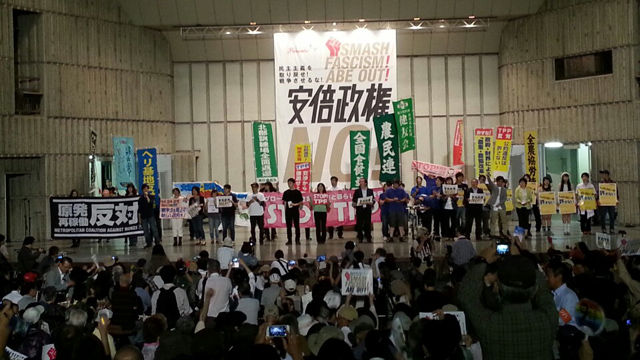 메인이미지  2 : 2일 저녁 일본 도쿄 지요다(千代田)구 소재 히비야(日比谷) 야외음악당에서 3천 객석을 가득 채운 가운데 아베 정권 반대 집회가 열렸다. 학생들이 무대에서 뮤지컬 '레미제라블'의 넘버인 '민중의 노래'를 부르는 모습이다. (도쿄=연합)