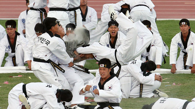 메인이미지  4 : 2일 오후 경상북도 문경시 국군체육부대 주경기장에서 열린 2015경북 문경 세계군인체육대회 개막식에서 태권도 시범공연이 펼쳐지고 있다. (문경=연합)