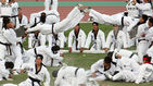 섬네일이미지  5:2일 오후 경상북도 문경시 국군체육부대 주경기장에서 열린 2015경북 문경 세계군인체육대회 개막식에서 태권도 시범공연이 펼쳐지고 있다. (문경=연합)
