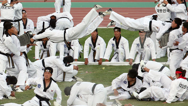 메인이미지  5 : 2일 오후 경상북도 문경시 국군체육부대 주경기장에서 열린 2015경북 문경 세계군인체육대회 개막식에서 태권도 시범공연이 펼쳐지고 있다. (문경=연합)