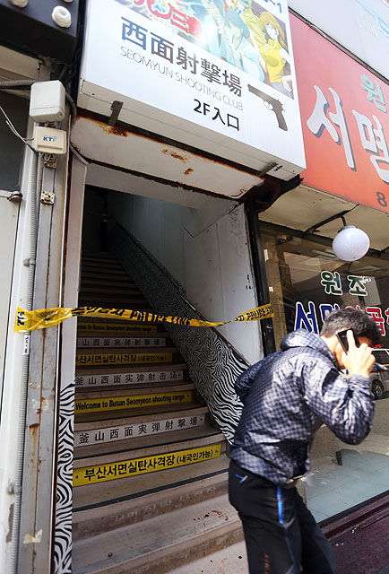 메인이미지  9 : 3일 오전 9시40분께 부산 부산진구 부전동의 한 실내사격장에서 20∼30대로 추정되는 남성이 업주를 찌르고 사격장에 있더 45구경 권총 1정과 실탄 30∼40발을 들고 달아났다.사진은 사건이 발생한 실탄사격장 주위에 폴리스라인이 쳐져 있는 모습. 