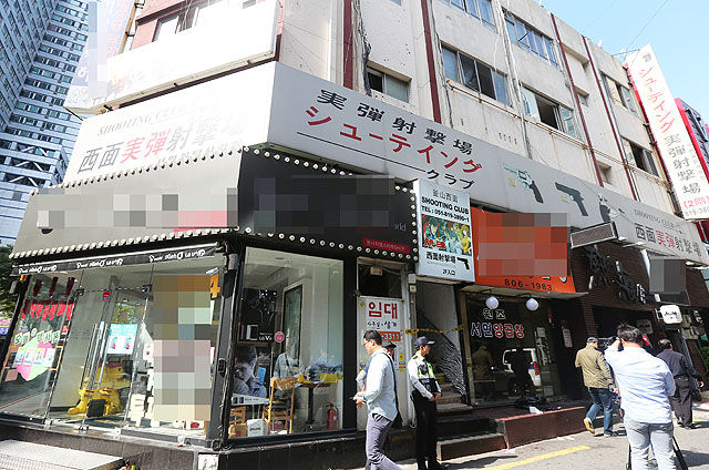 메인이미지  8 :  3일 오전 9시40분께 부산 부산진구 부전동의 한 실내사격장에서 20∼30대로 추정되는 남성이 업주를 찌르고 사격장에 있더 45구경 권총 1정과 실탄 30∼40발을 들고 달아났다.사진은 사건이 발생한 실탄사격장 주위에 폴리스라인이 쳐져 있는 모습. 