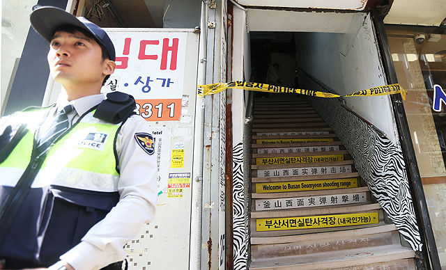 메인이미지  7 : 3일 오전 9시40분께 부산 부산진구 부전동의 한 실내사격장에서 20∼30대로 추정되는 남성이 업주를 찌르고 사격장에 있더 45구경 권총 1정과 실탄 30∼40발을 들고 달아났다.사진은 사건이 발생한 실탄사격장 주위에 폴리스라인이 쳐져 있는 모습. 